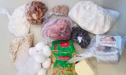 Мамы со всей России показали, что входит в продуктовые наборы для школьников (фото)