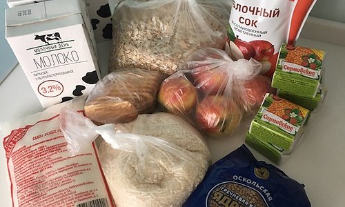 Мамы со всей России показали, что входит в продуктовые наборы для школьников (фото)