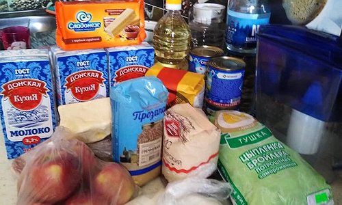 Мамы со всей России показали, что входит в продуктовые наборы для школьников (фото)