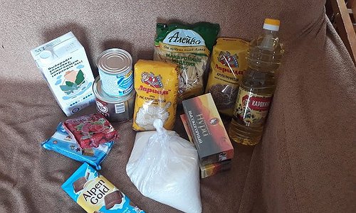 Мамы со всей России показали, что входит в продуктовые наборы для школьников (фото)