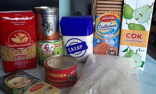 Мамы со всей России показали, что входит в продуктовые наборы для школьников (фото)