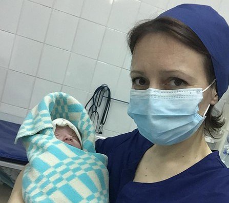 Подвиг в тылу: российские мамы сотнями шьют маски для врачей. «Если спасем хоть кого-то, это счастье», — говорят они.