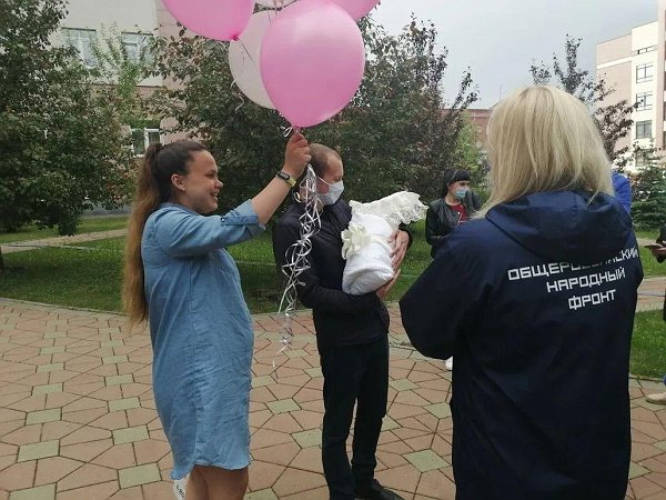 ОНФ и Совет матерей провели в российских роддомах акцию «Здравствуй, малыш!»