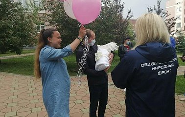 ОНФ и Совет матерей провели в российских роддомах акцию «Здравствуй, малыш!»