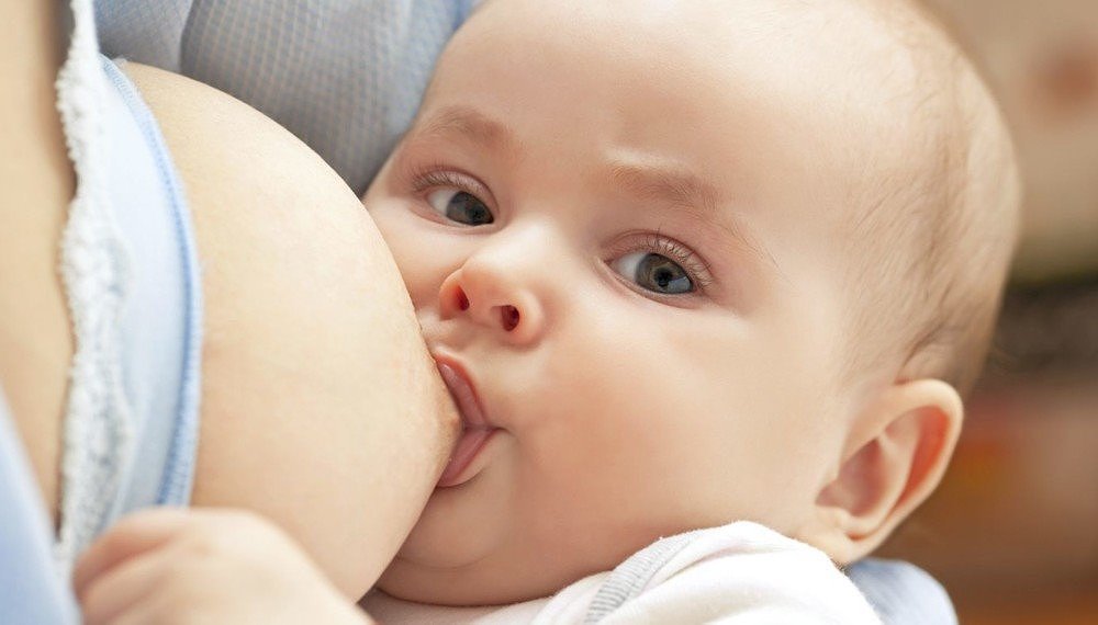 Покажи сосание. Грудное вскармливание. Сосание новорожденного. Грудное вскармливание новорожденных. Малыш пьет грудное молоко.