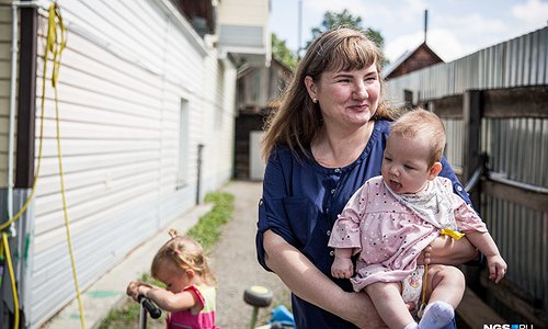 Грезят об ипотеке: семья с 10 детьми живет в доме с плесенью — им приходится спать на кухне и есть по очереди