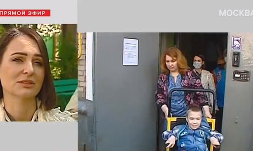 «Совет матерей» подарил женщине с двумя сыновьями с ДЦП эвакуационное кресло для спуска по лестницам