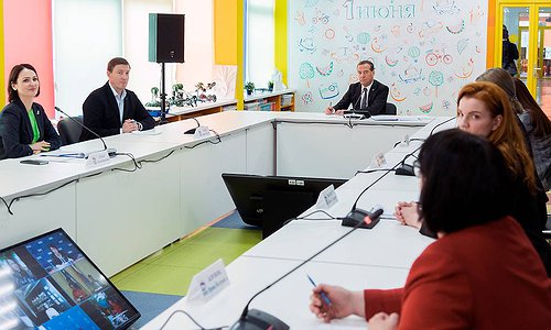 Медведев назвал дискриминацией ситуацию с наценкой на заказ такси с детским креслом