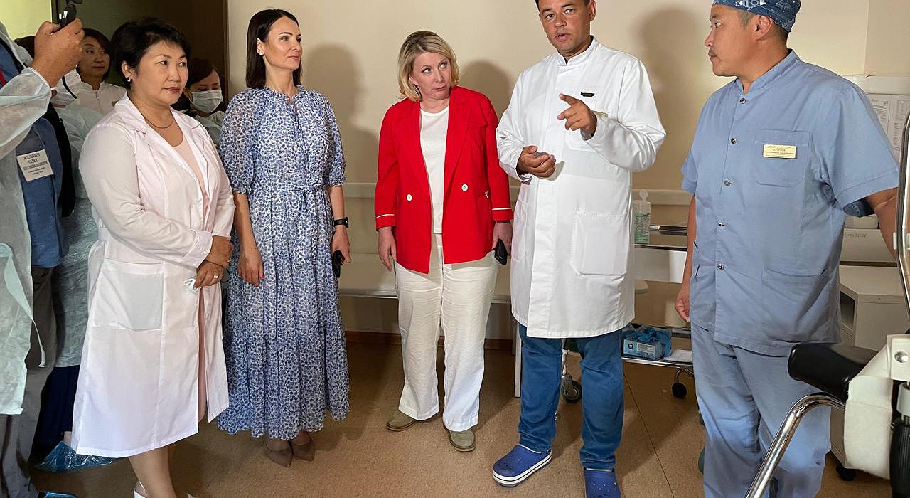 Депутат Госдумы Татьяна Буцкая и Ольга Балабкина посетили Якутскую офтальмологическую больницу