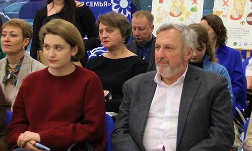 «Грудное вскармливание – основа здоровья малыша»: в Курской области вручили плакаты о грудном вскармливании