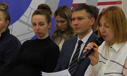 «Грудное вскармливание – основа здоровья малыша»: в Курской области вручили плакаты о грудном вскармливании